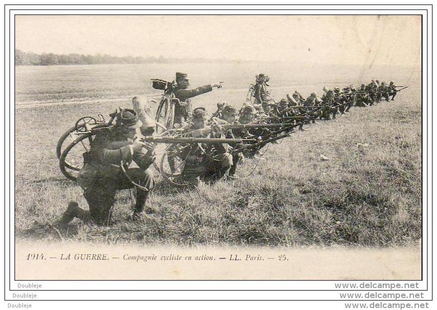 MILITARIA LA GUERRE    Compagnie Cycliste En Action - Guerre 1914-18