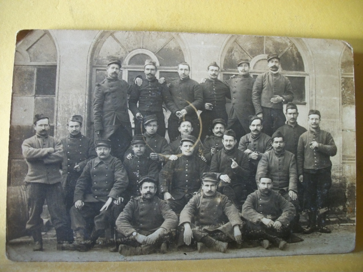 24 117 - CPA - GROUPE DE MILITAIRES DU 50eme REGIMENT D'INFANTERIE TERRITORIAL DE PERIGUEUX  - BONNE ANIMATION - Personaggi