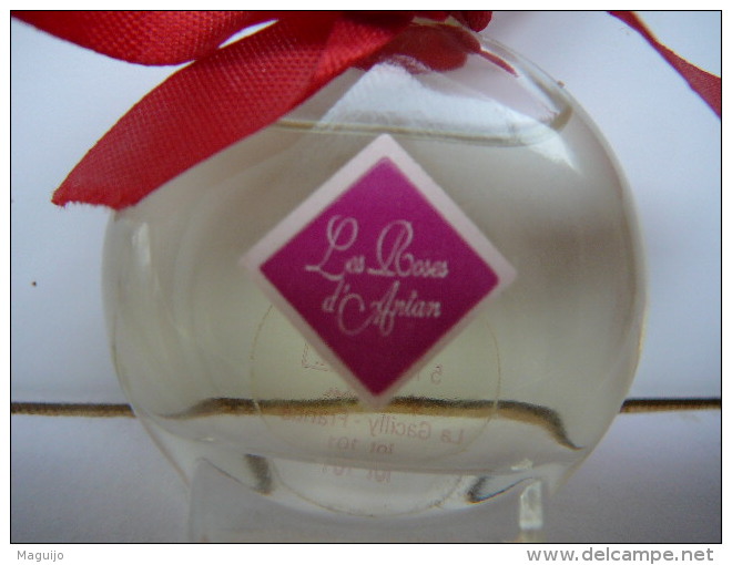 YVES ROCHER "LES ROSES D'ANTAN " RARE MINI EDP  " ROSE  FRAICHE " 5 ML SE FAIT SANS BOITE   LIRE ET VOIR!! - Miniatures Femmes (sans Boite)