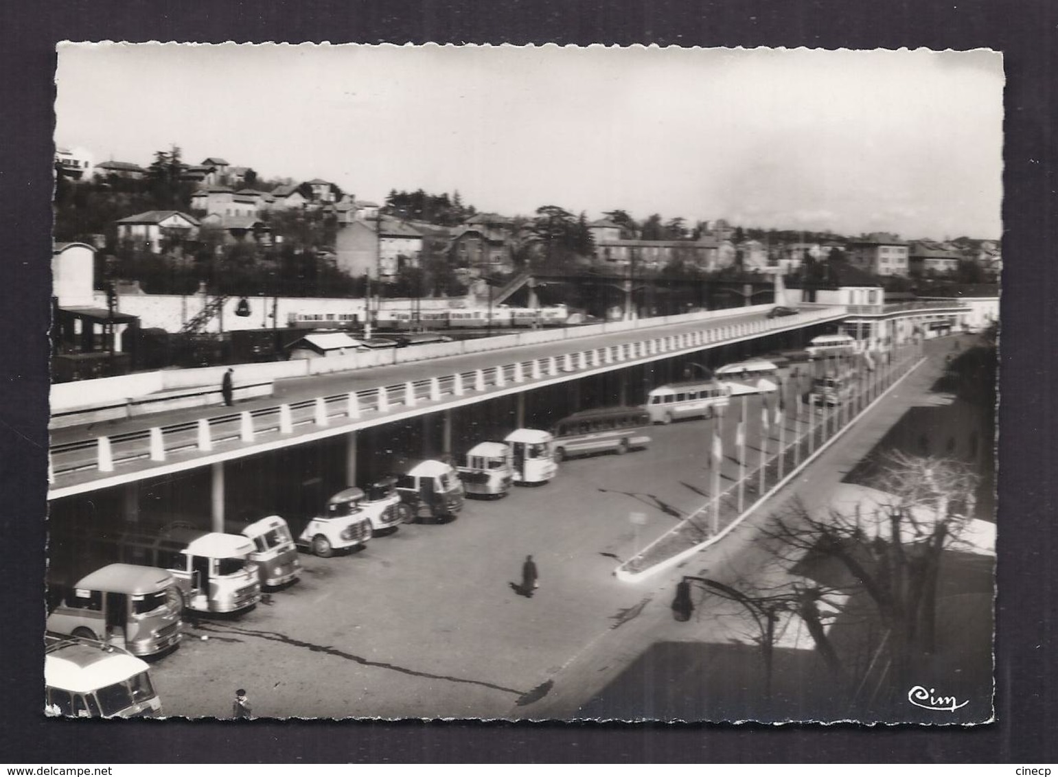 CPSM 30 - ALES - La Gare Routière - SUPERBE PLAN Plusieurs AUTOBUS AUTOCARS + GARE CHEMIN DE FER Derrière TRAIN - Alès