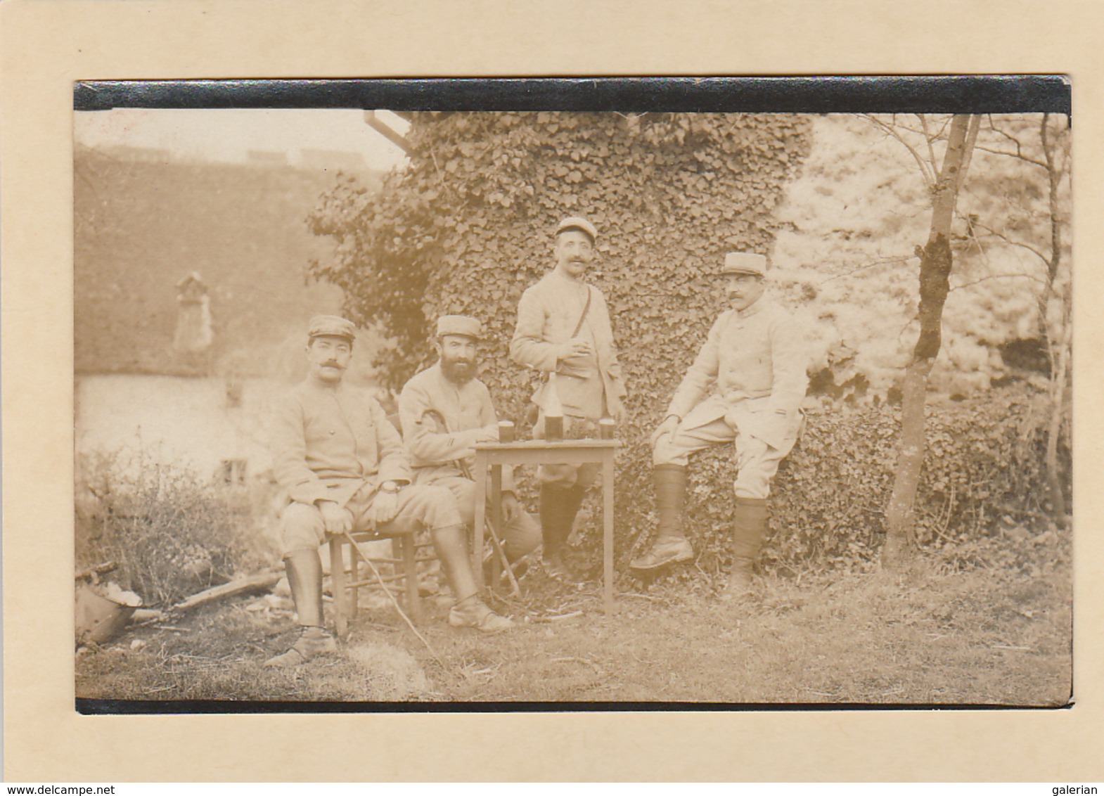 Carte Photo : Bellancourt. - Soldats Au Jardin, écriture Au Dos Leclère Les Touches. - ( Modern '' Photo '' Nantes ). - Autres & Non Classés