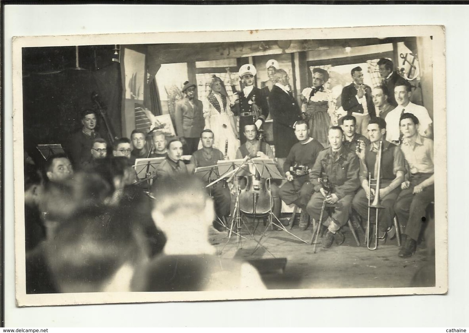 MILITARIA .GUERRE  1939 / 45 . STALAG XVII B . PHOTO PRISONNIER SPECTACLE THEATRE ET MUSICIEN . " LEYMARIE ROGER " - Guerre, Militaire