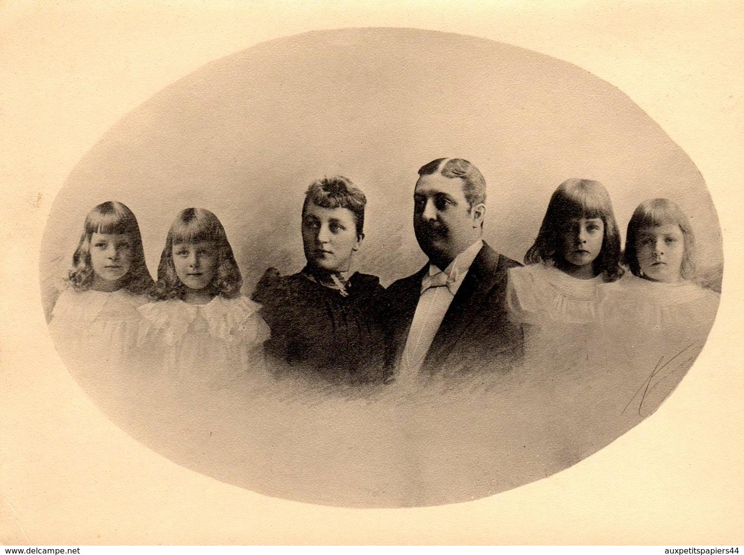 Photo Originale Jolie Famille En Médaillon Vers 1890 Parents Et Leur 4 Filles - Photo Retouchée Au Crayon - Légende Dos - Personnes Identifiées