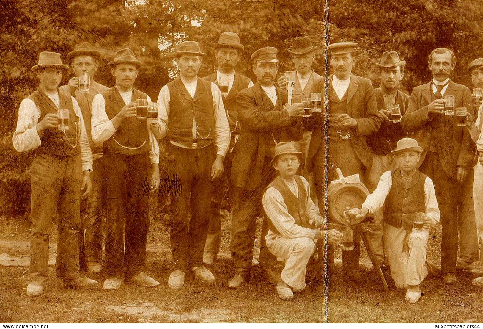 Tirage Photo Albuminé Groupe D'Ouvriers Autour D'un Tonneau Buvant Une Bière En Sabot Et Chapeaux De Travail Récompense - Métiers