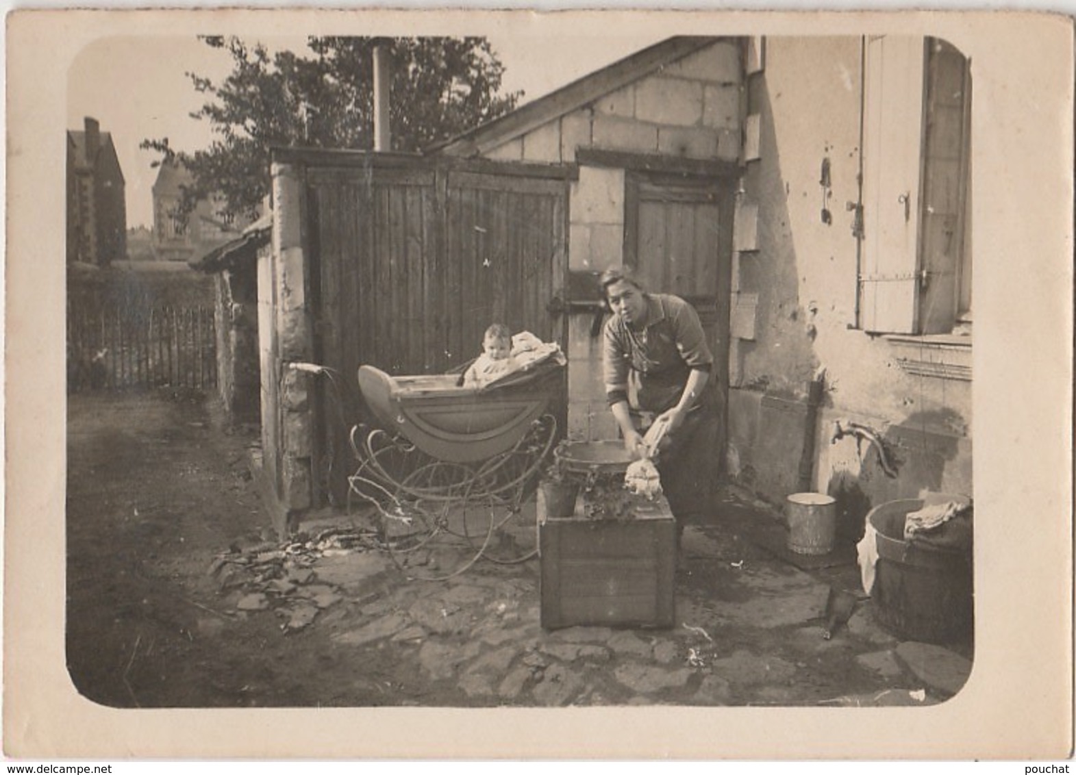 T12-35) ERCE EN LAMEE -AUTHENTIQUE PHOTO -  UNE HABITATION AVEC FEMME A LA LESSIVE ET LANDAU AVEC BEBE - (2 SCANS ( - Autres & Non Classés