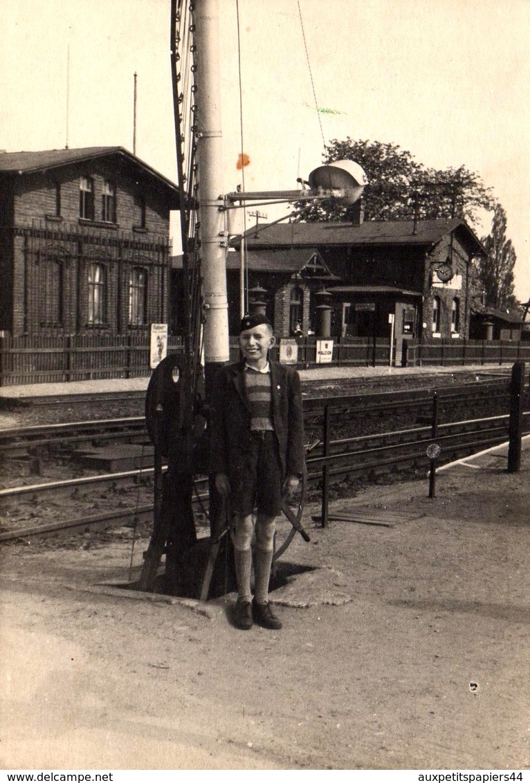 Photo Originale Guerre 1939-45 Enfant Soldat Garde Barrière à La Gare De Naundorf (Saxe) Calot & Short - 01445 Rdbl. - Guerre, Militaire