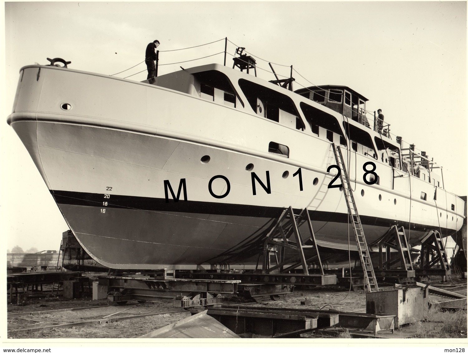 BATEAU A PASSAGERS DE LA MARINE NATIONALE EN COURS DE CONSTRUCTION SUR CALE- PHOTO DIM 24x17,5 Cms - Barcos