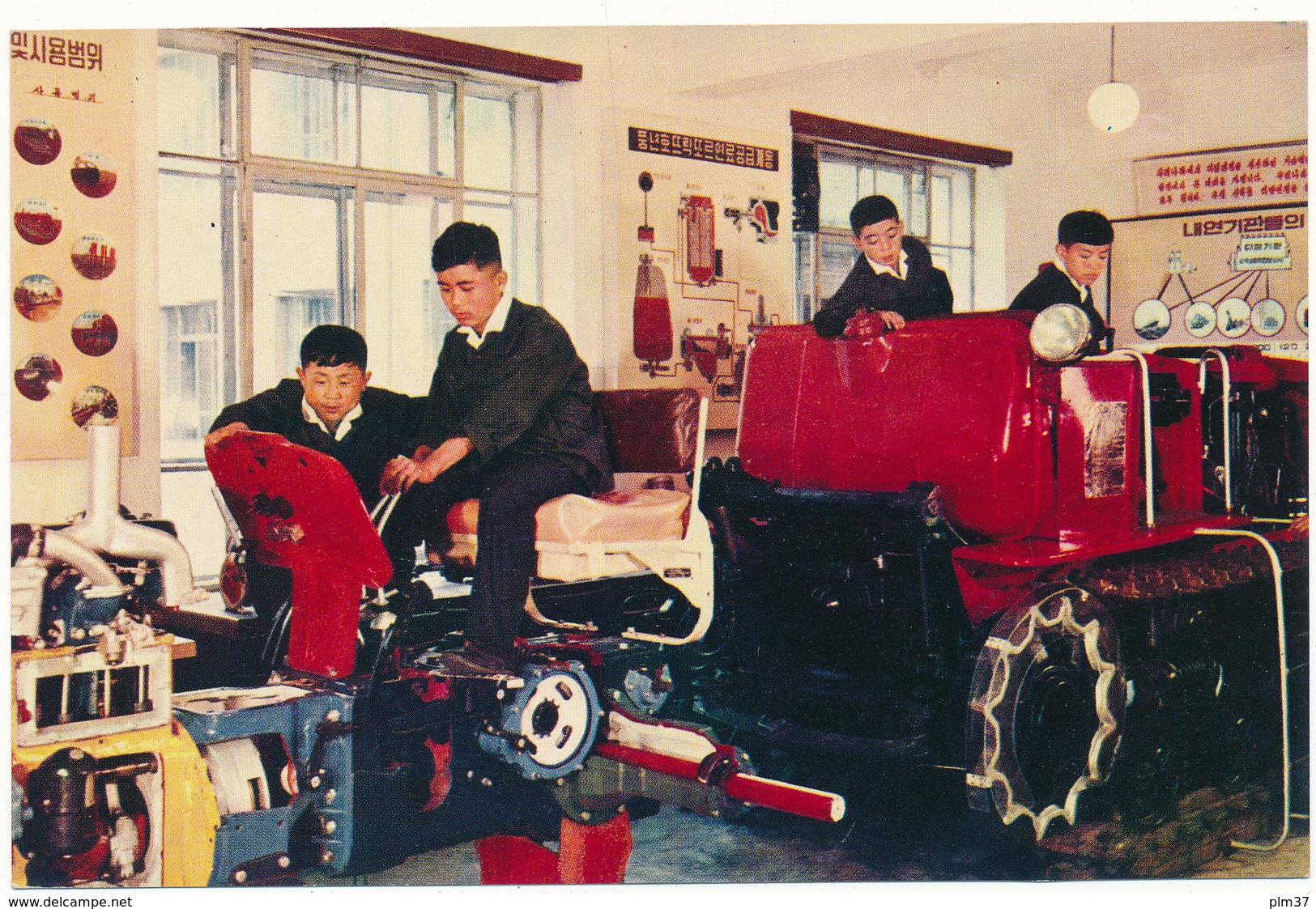 COREE DU NORD, PYONGYANG - Les Pionniers, Laboratoire Des Tracteurs - Corée Du Nord