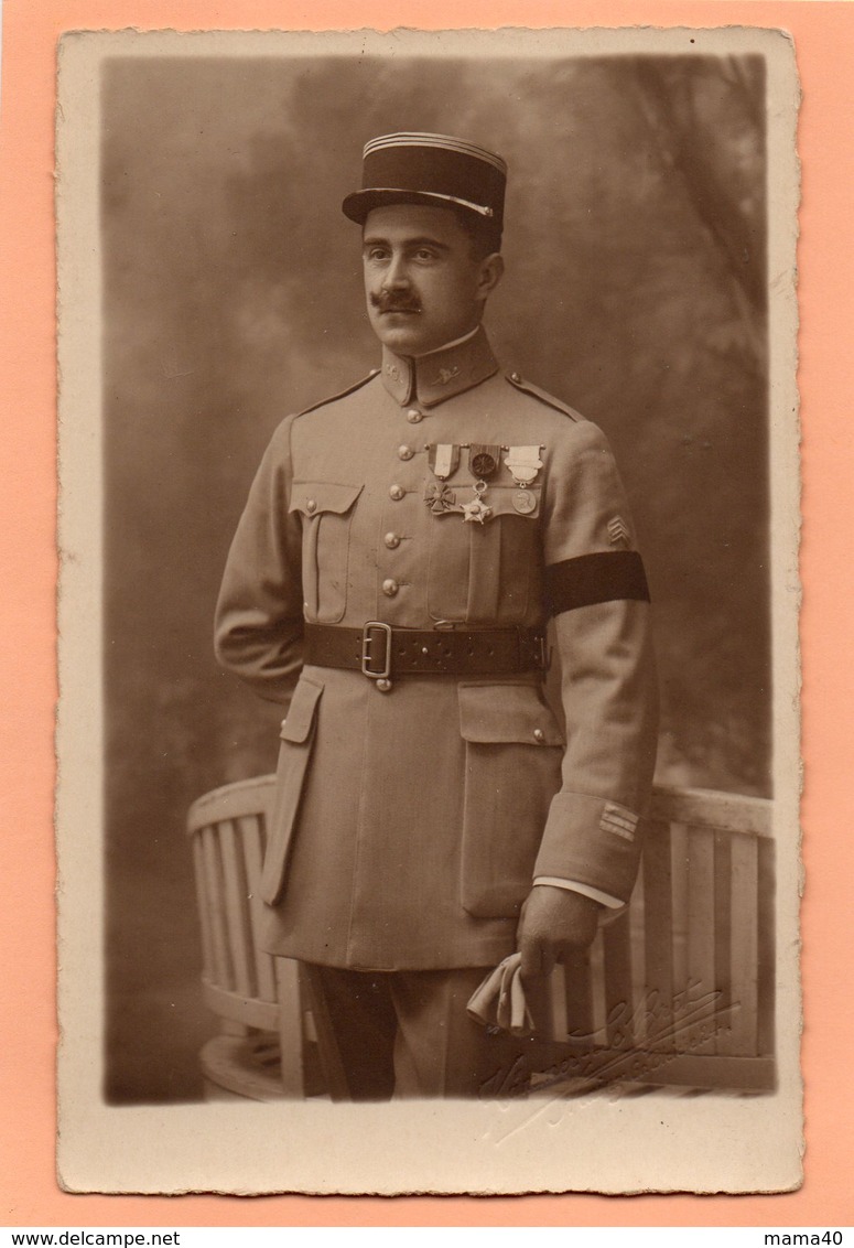 CARTE PHOTO DE KAMMER  LEBRET MAINZ MAYENCE - MILITARIA - MILITAIRE EN UNIFORME - CAPITAINE AUX 3 MEDAILLES - Characters