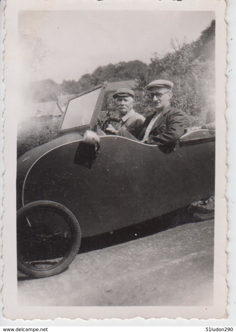 Photographie Voiture à Pédales, Cuistax - Avec 2 Adultes (format 6 X 8,7 Cm) - Cyclisme