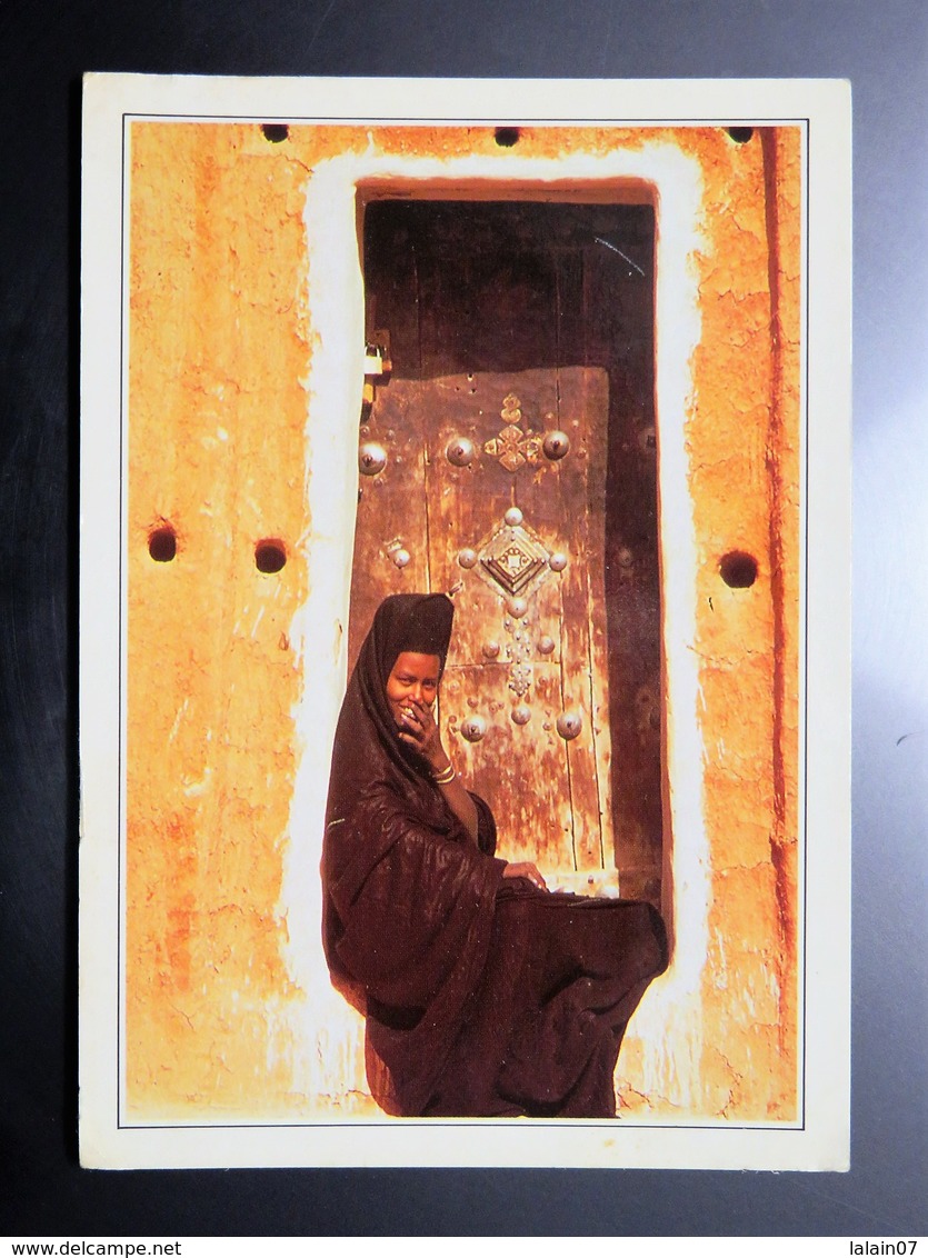 Carte Postale : MAURITANIE : Mauritanienne Assise Sur Le Pas De Sa Porte à OUALATA - Mauretanien