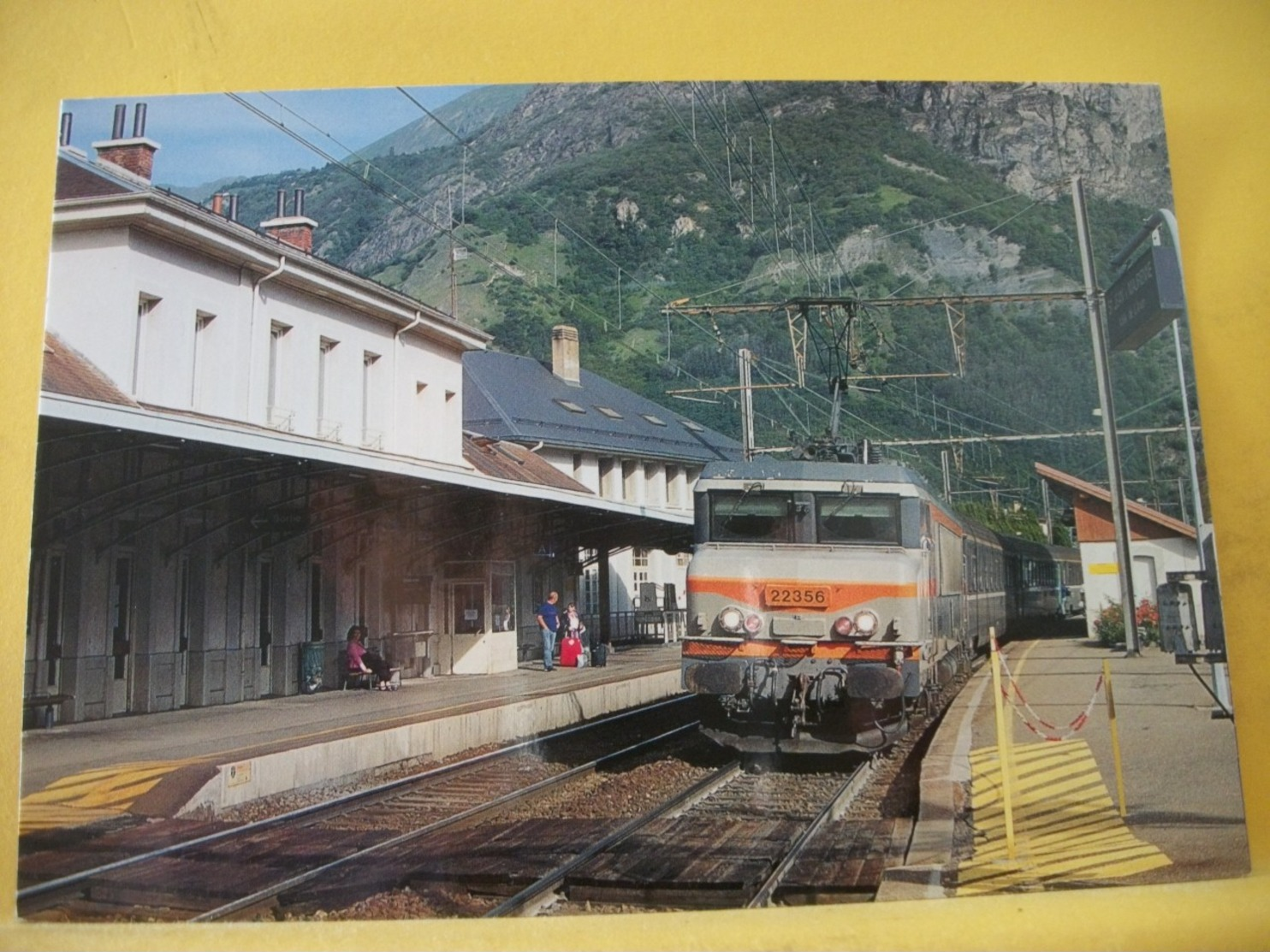TRAIN 2447 - CPM. LA BB 22356, UN TER LYON PART DIEU-MODANE MARQUE L'ARRET EN GARE DE ST JEAN DE MAURIENNE. JUIN 2006. - Stations With Trains