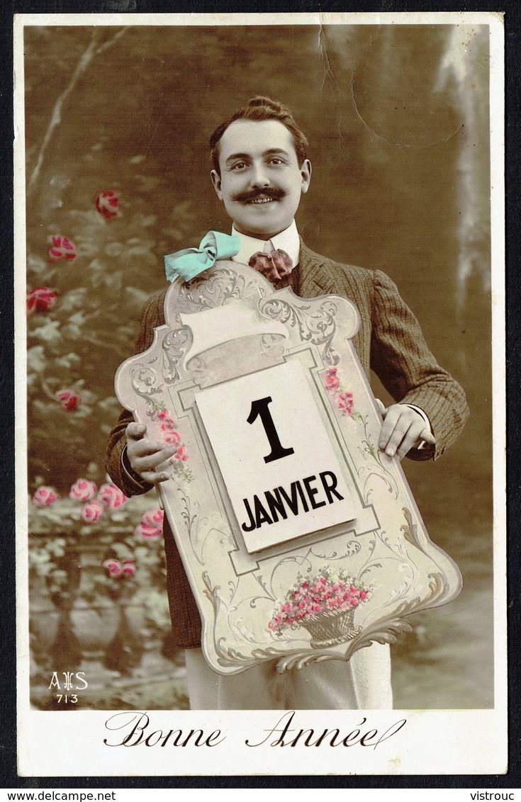 Homme à Moustache En Costume Montrant Un Grand Calendrier - Circulé - Circulated - Gelaufen. - Hommes