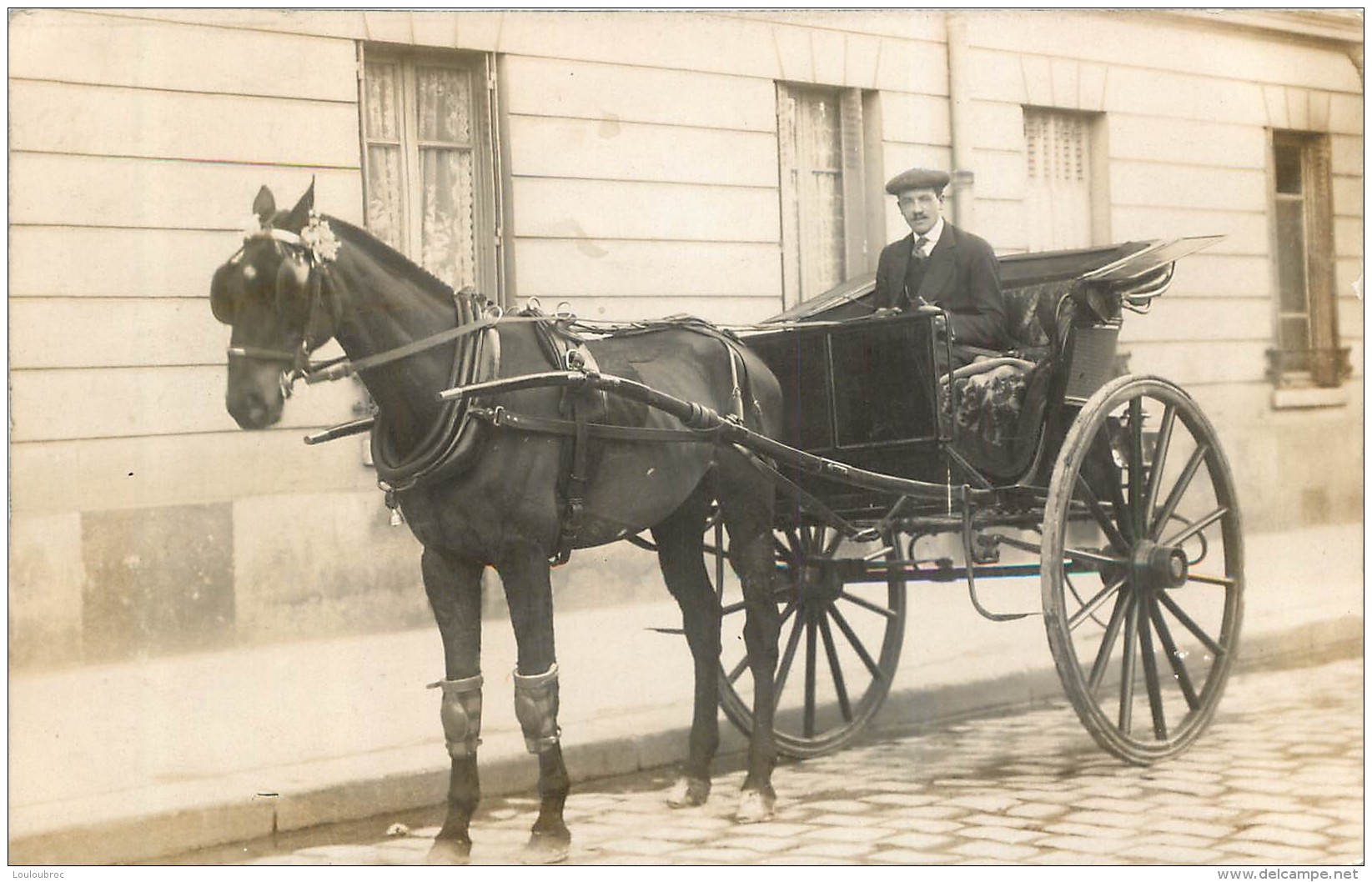 CARTE PHOTO  ATTELAGE DE CHEVAL EN VILLE - A Identifier