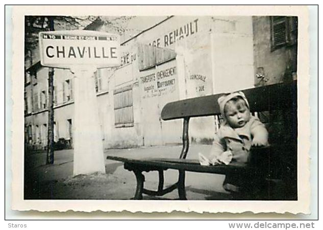 CHAVILLE - Photo, Petite-fille Sur Un Banc (format 8,5 X 6 Cm) Transports Déménagement Auguste Duffournet - Chaville