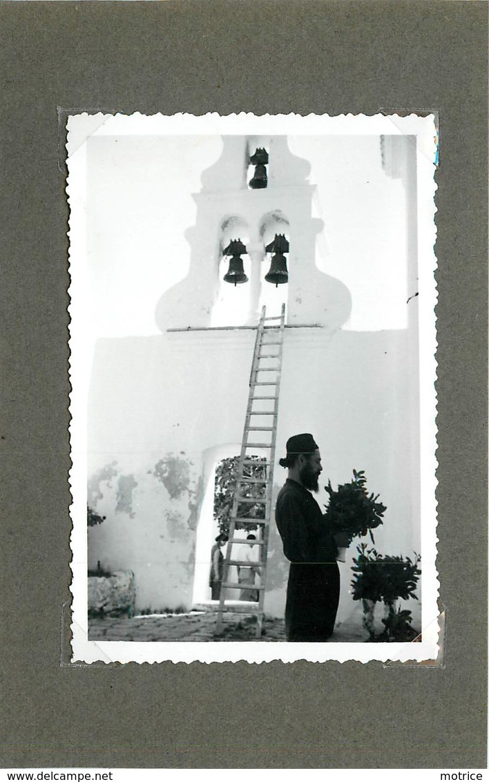 GRECE Paléo - église, Prêtre ,année 1956 (  Photo  Format 10cm X 6,8cm). - Lieux