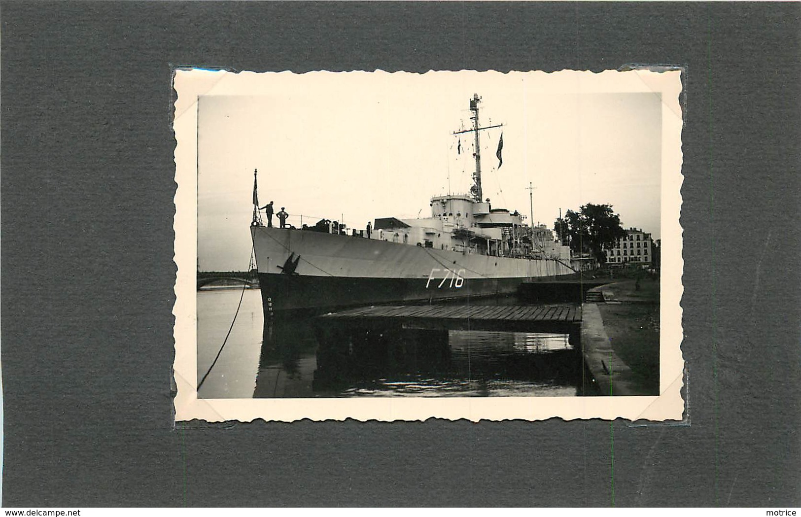 BATEAU DE GUERRE- F716 Le Verrier,Fégate à Bayonne En 1951( Photo Format 8,8cm X 6,2cm). - Bateaux