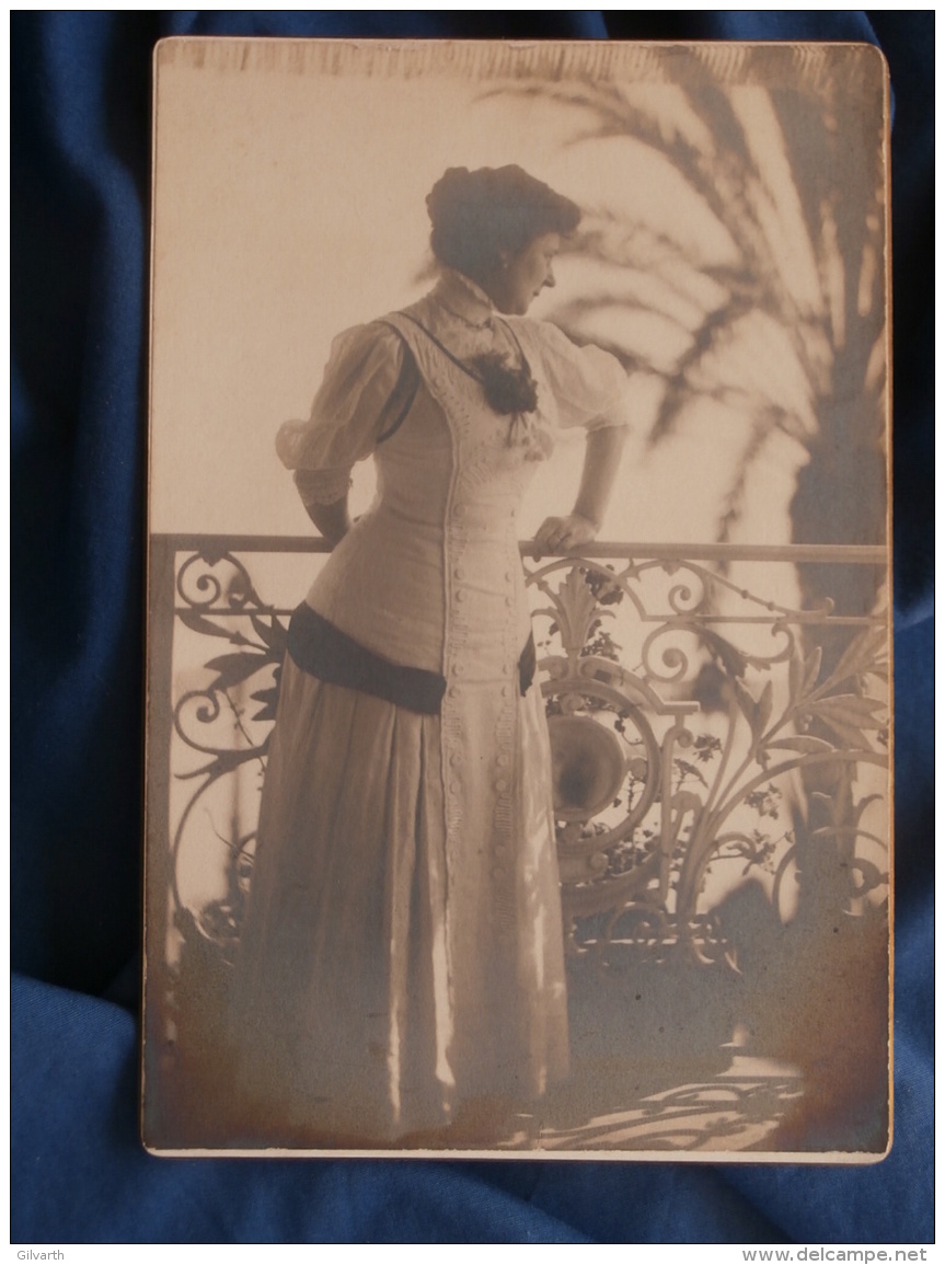 Photo Format Cabinet  Femme Sur Un Balcon  Palmier  Nice  Banque De France 22 Mars 1910 - L396 - Anonymous Persons