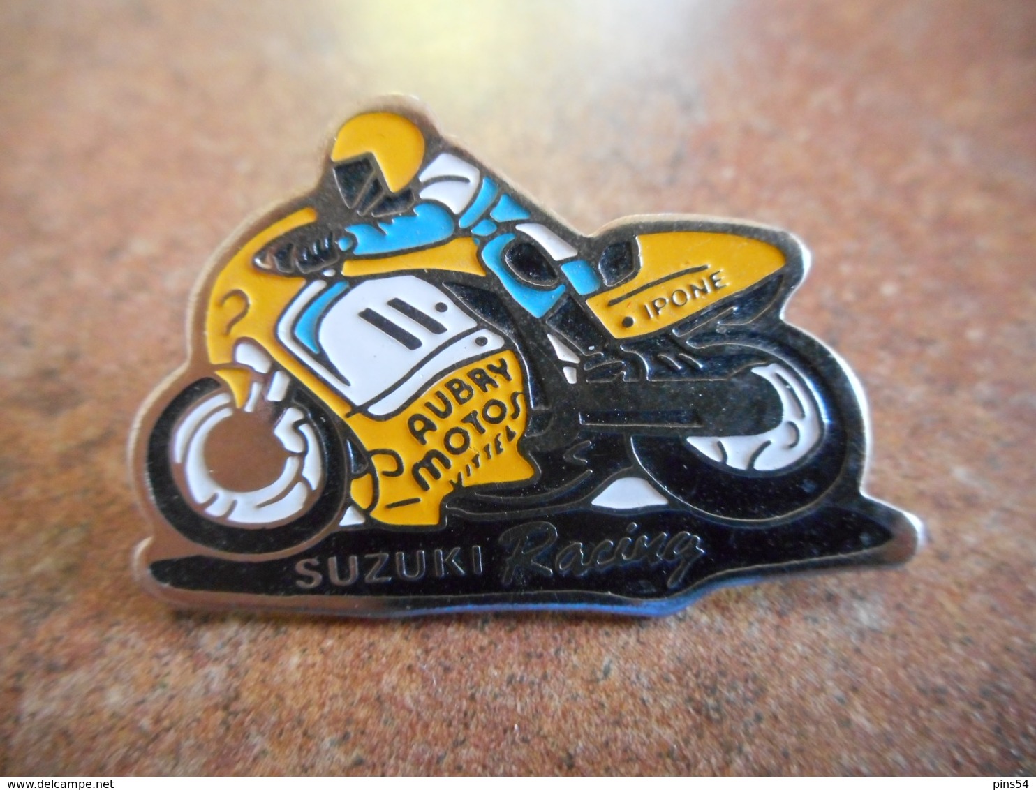 A015 -- Pin's Suzuki Racing Aubry Motos Vittel -- Exclusif Sur Delcampe - Moto