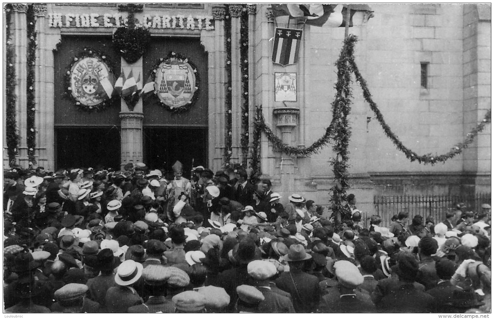 CARTE PHOTO PARVIS D'EGLISE OU DE CATHEDRALE NOTE IN FINE ET CARITATE FOULE IMPORTANTE - To Identify