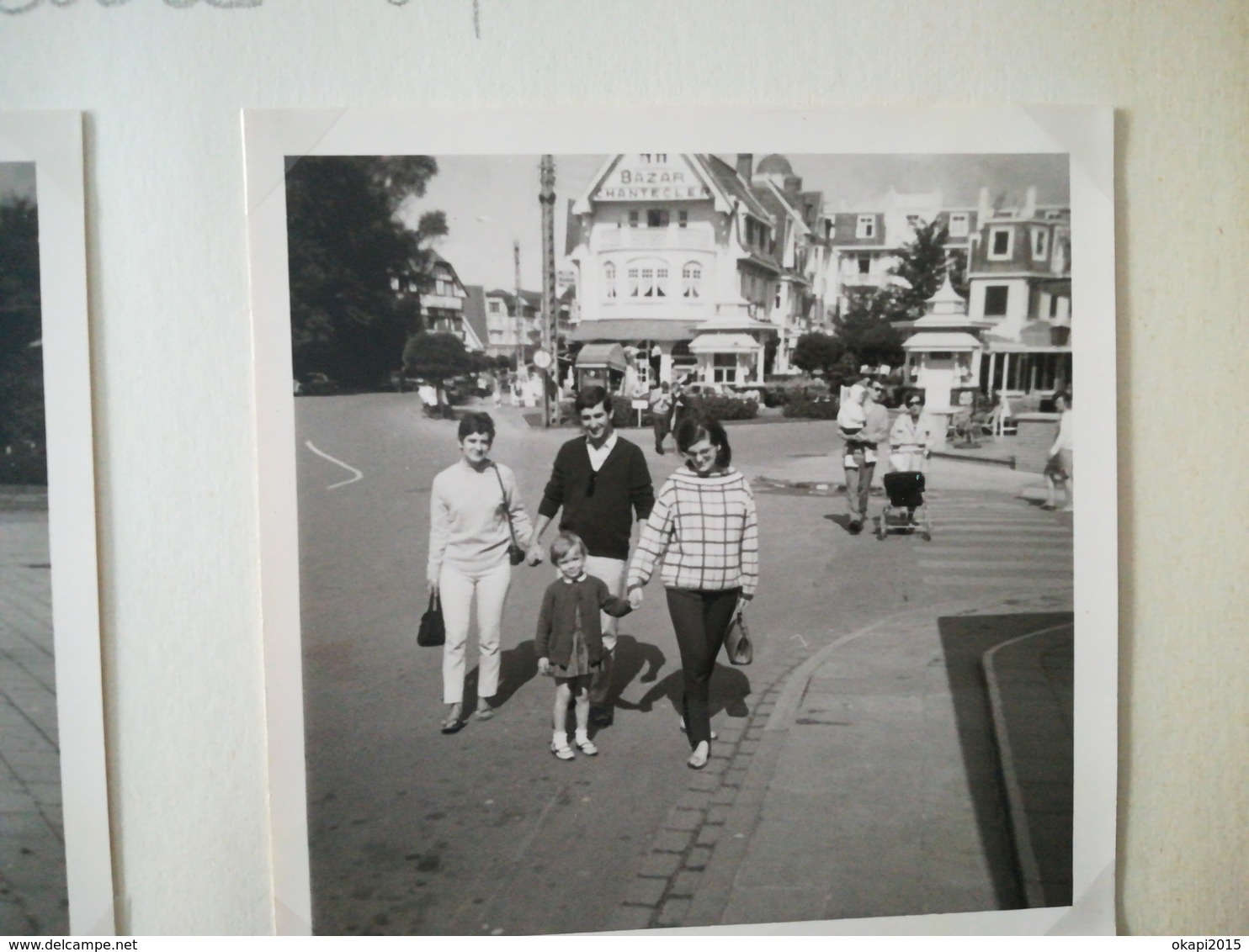 16 PHOTOS ORIGINALES CARRÉS NOIR-BLANC À BORDS BLANCS COUPLE ENFANT MANÈGE SIESTE BELGIQUE ? - Oggetti