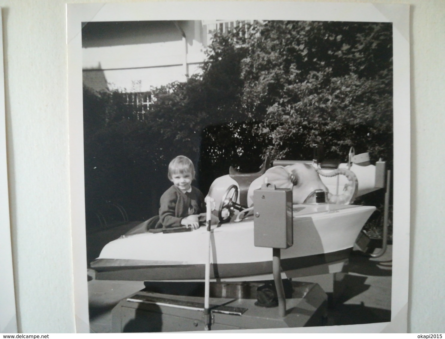 16 PHOTOS ORIGINALES CARRÉS NOIR-BLANC À BORDS BLANCS COUPLE ENFANT MANÈGE SIESTE BELGIQUE ? - Oggetti