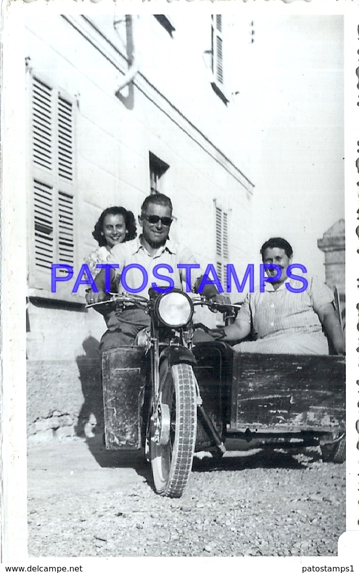 100288 REAL PHOTO MOTORCYCLE MOTO WITH SIDECAR AND FAMILY POSTAL POSTCARD - Motos