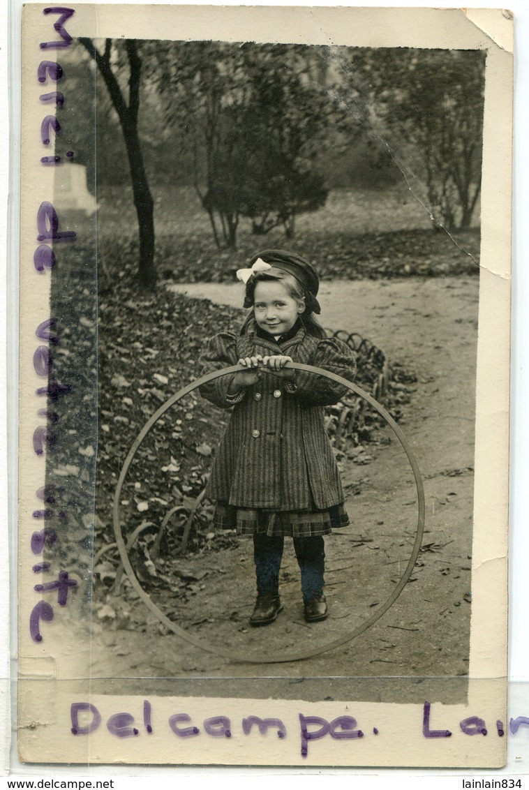 - Joli Petite Fille, Dans Jardin, Avec Cerceau, Beau Sourire, Non écrite,  Coins Impeccables, BE, Scans.. - Autres & Non Classés