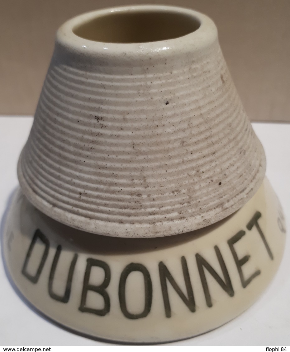 ANCIEN PYROGENE - GRATTOIR A ALLUMETTES - PORCELAINE - DUBONNET VIN AU QUINQUINA - HAUTEUR 8 CM - BASE 10 CM. - Zündholzhalter