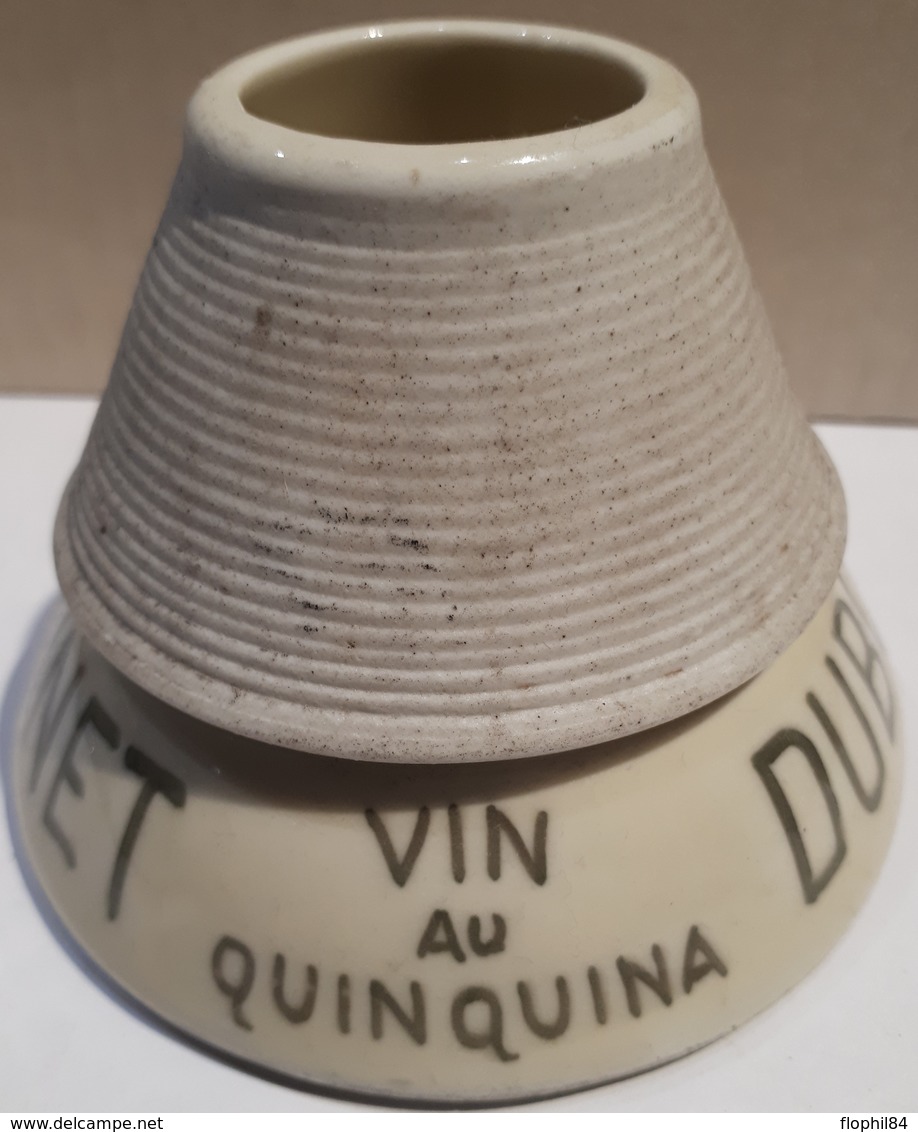 ANCIEN PYROGENE - GRATTOIR A ALLUMETTES - PORCELAINE - DUBONNET VIN AU QUINQUINA - HAUTEUR 8 CM - BASE 10 CM. - Mecheros (Pyrogenes)