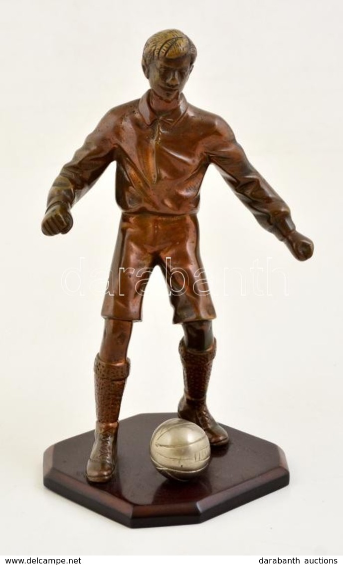 Cca 1950 Labdarúgó, Futbalista. Jelzés Nélküli Bronz Szobor, Bakelit Talapzaton / Football Player Bronze Statue On Bakel - Altri & Non Classificati