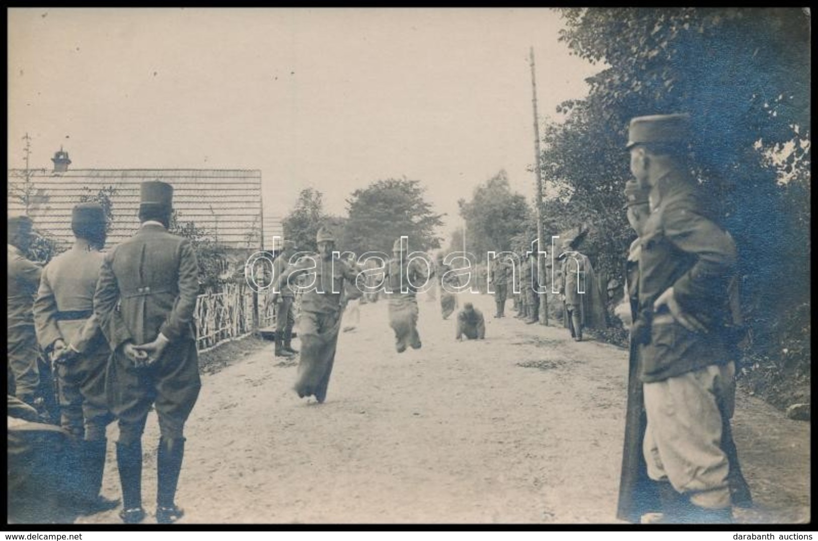 Cca 1914-1916 Katonák Zsákban Futó Versenyt Rendeznek A Fronton. Fotólap / Soldiers Running In Sack - Non Classificati