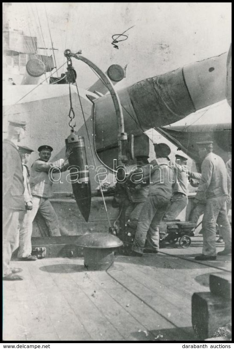 Cca 1916  Ágyúlövedékeket Helyeznek át Egy K.u.k.-s Csatahajón, Az 1980-as években Eredeti Negatívról Előhívott Másolat, - Ohne Zuordnung