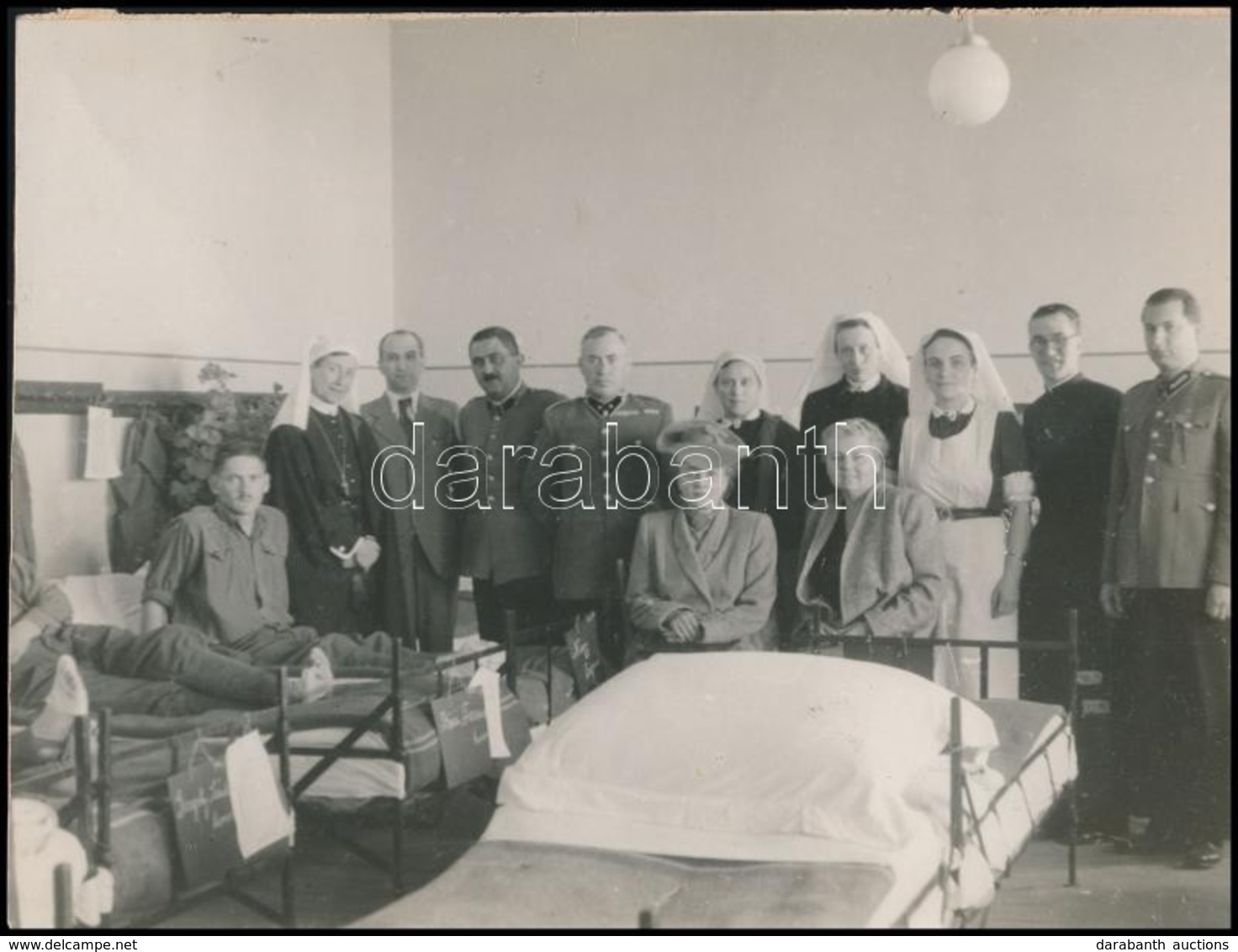 Cca 1940 Hadikórházban Készült Csoportkép, Sebesült Katonákkal, Tisztekkel, ápolókkal, Kartonra Ragasztva, 16x21,5 Cm - Non Classificati