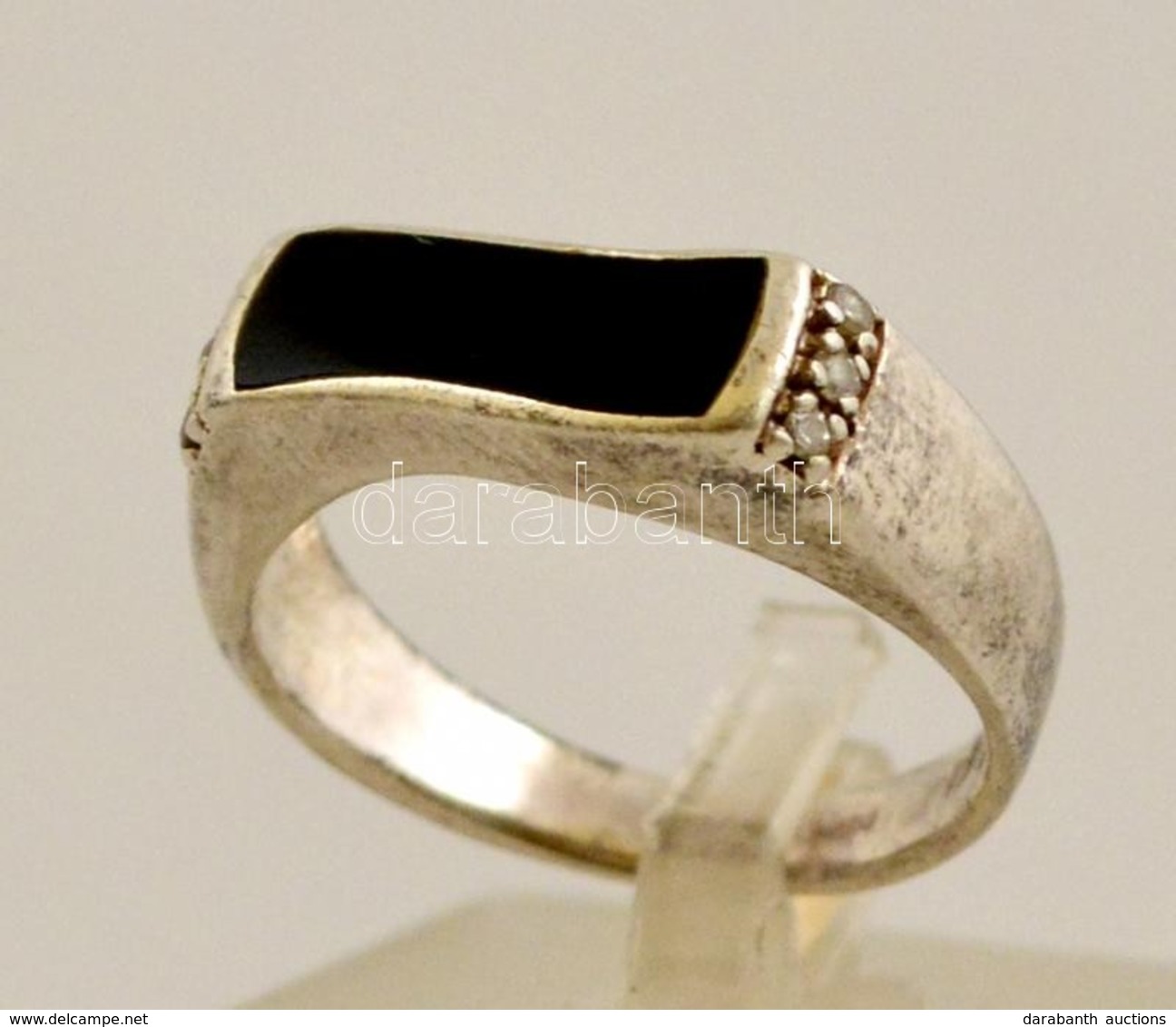 Ezüst(Ag) Gyűrű, Fekete Zománc Díszítéssel, Jelzett, Méret: 53, Bruttó: 4,1 G - Altri & Non Classificati