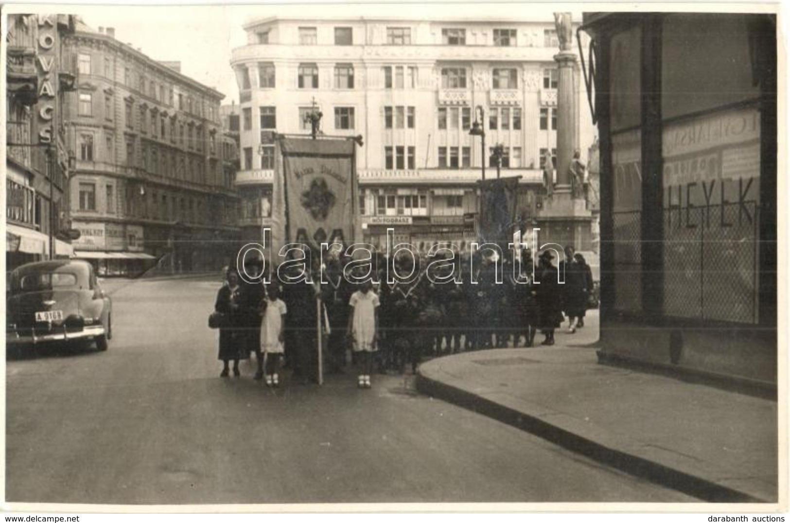 ** T2/T3 Budapest, Körmenet 'Mater Dolorosa' Zaszlóval. Photo (fa) - Ohne Zuordnung