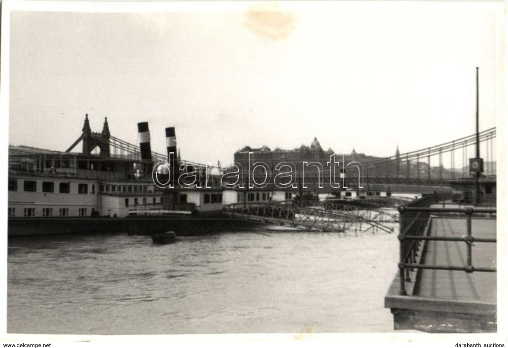 * T2 1944 Budapest, Erzsébet Híd, Királyi Vár A Háttérben, Sanitätsschiff 'Szent Gellért' (kórházhajó). Photo - Ohne Zuordnung