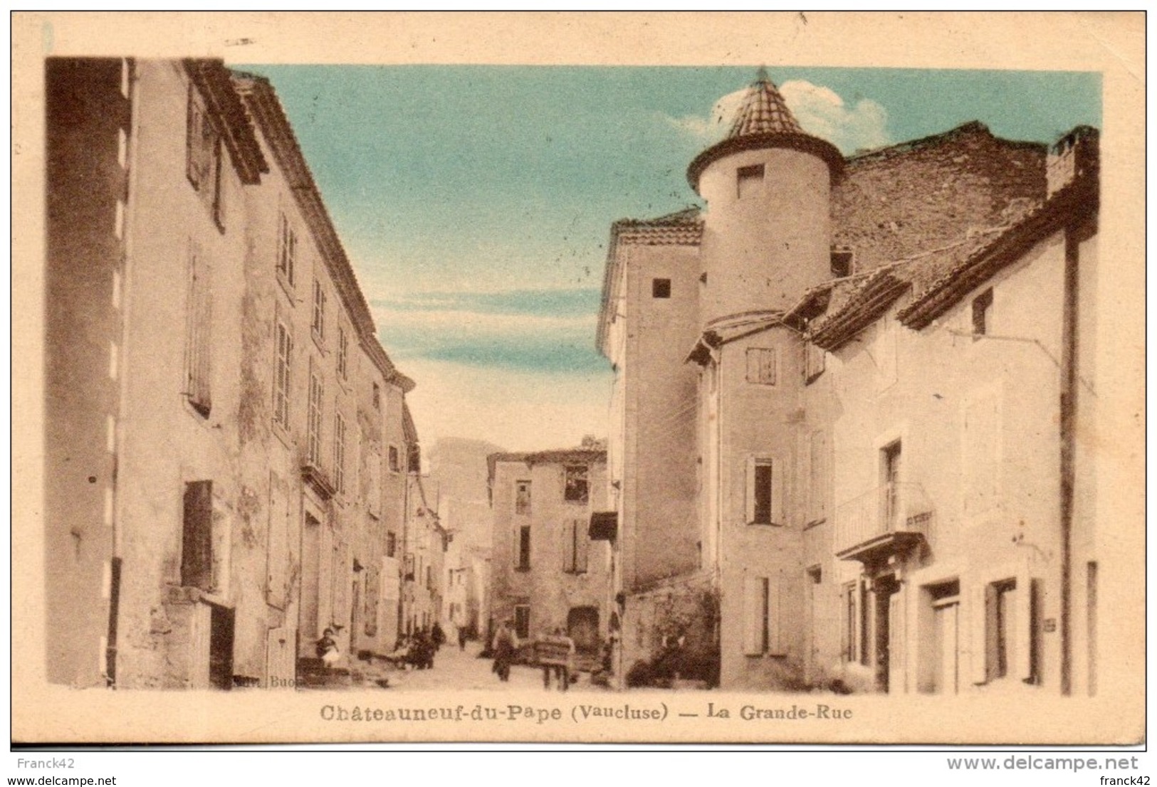 84. Chateauneuf Du Pape. La Grande Rue. Coin Haut Droit Abimé - Chateauneuf Du Pape