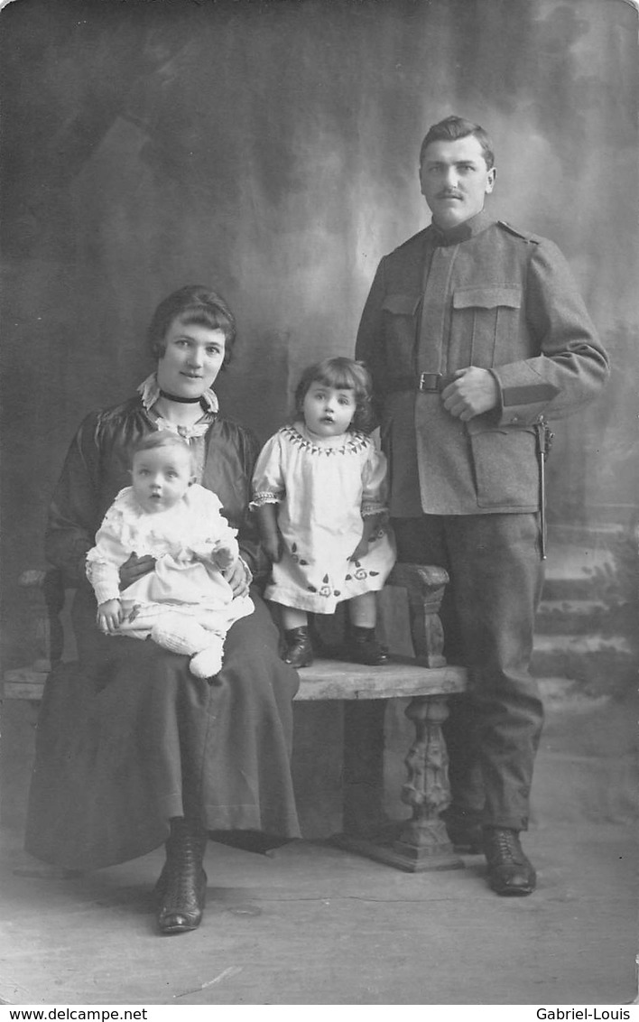 Carte - Photo - Soldat Avec Sa Famille - Photographie Colombier - Militaria - Armée Suisse -  Schweizer Armee - Colombier