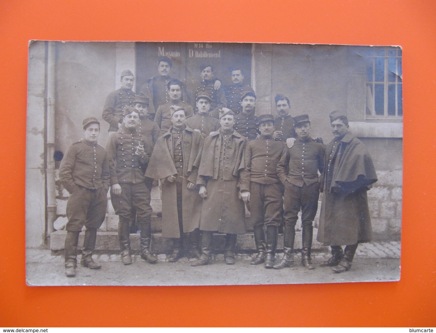 Carte Photo - GROUPE DE MILITAIRES DEVANT MAGASIN D'HABILLEMENT - TAMPON : DOLE JURA Au Dos - Personaggi