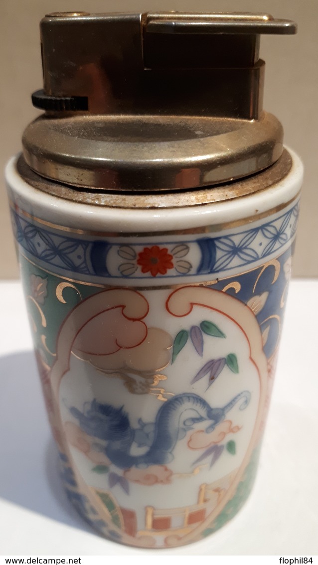 BRIQUETS ANCIENS - ILLUSTRATION JAPONNAISE EN PORCELAINE - HAUTEUR 10cm - BASE 5cm - POIDS 200grs. - Other & Unclassified