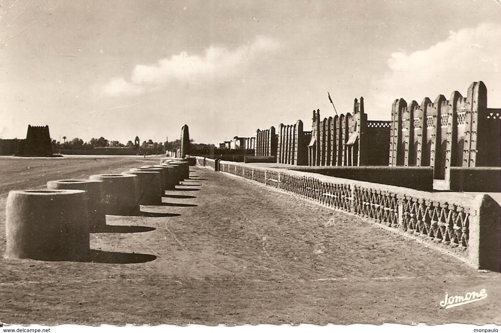 Algérie. CPSM. Adrar. Les écoles, Place Laperrine, à Gauche La Rangée Des Puits De Foggena (Afrique, Maghreb) - Autres & Non Classés