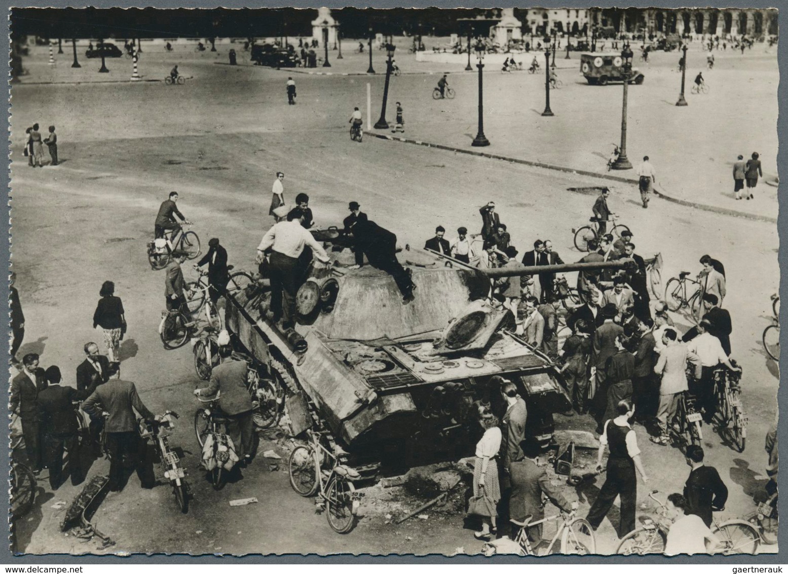 Ansichtskarten: Politik / Politics: FRANKREICH, Paris 1945, Befreiung Und Befreiungsfeier, 160 Ansic - Personnages