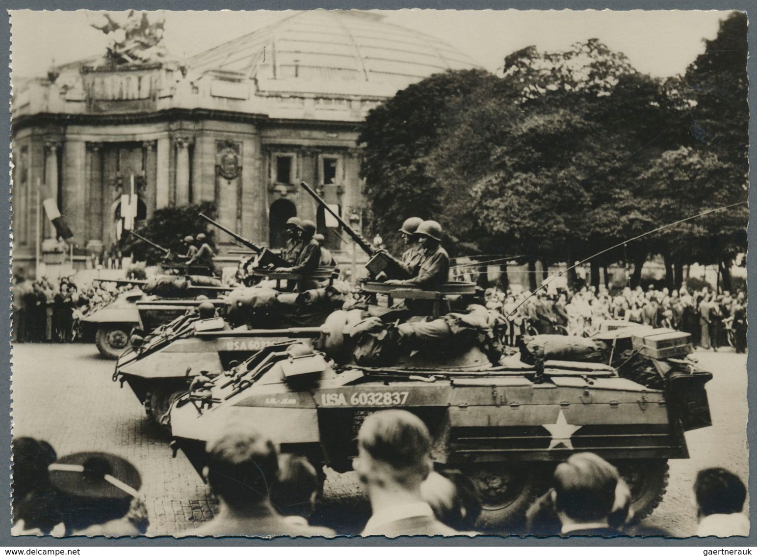 Ansichtskarten: Politik / Politics: FRANKREICH, Paris 1945, Befreiung Und Befreiungsfeier, 160 Ansic - People