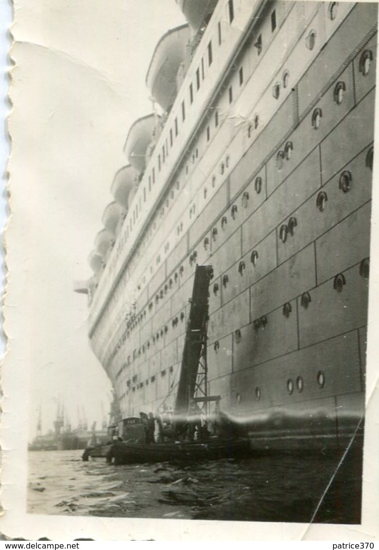 PHoto Du Paquebot Le Normandie à Le Havre En Septembre 1934 Le Bateau Accolé Fait Tout Petit - Bateaux