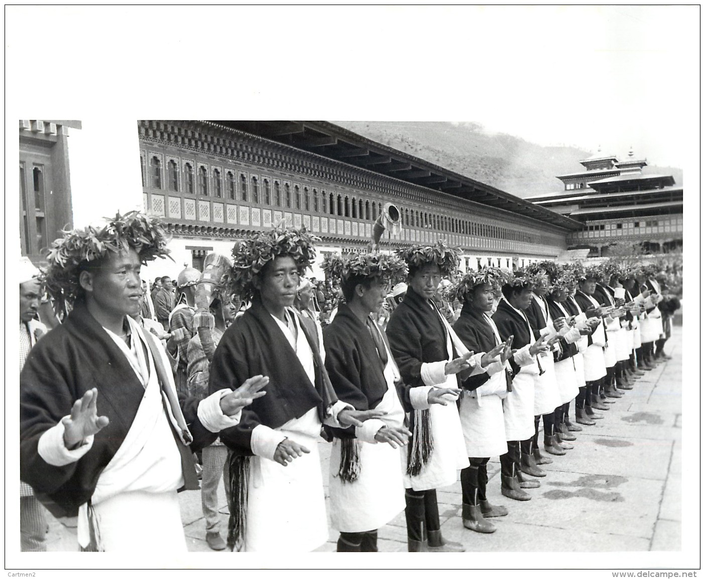 BHOUTAN BHUTAN DANCERS TASHISKKO DZONG THIMPHU CORONATION KING JIGME SINGYE WANGCHUCH - Bután