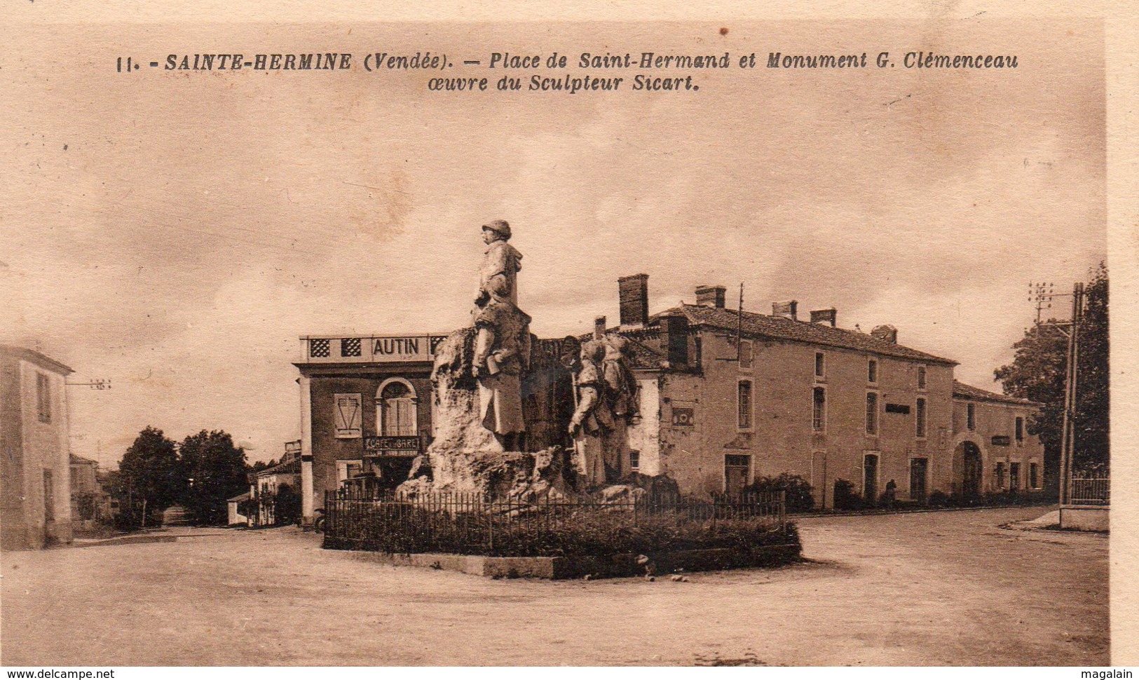 Ste Hermine : Place De St Bermand Et Monument G. Clémenceau - Sainte Hermine