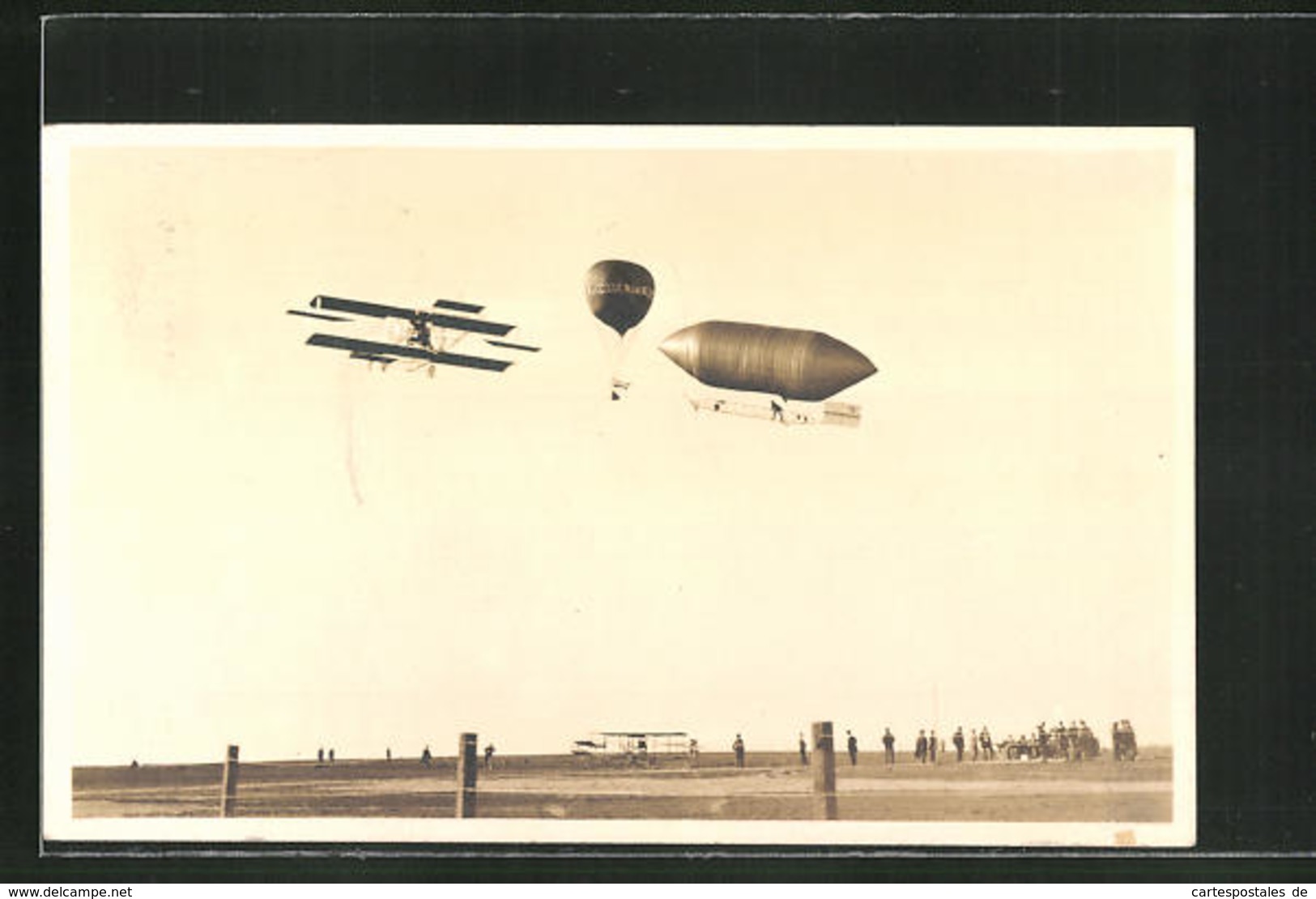 AK Luftschiff Zeppelin, Ballon & Flugzeug über Einem Flugfeld - Airships