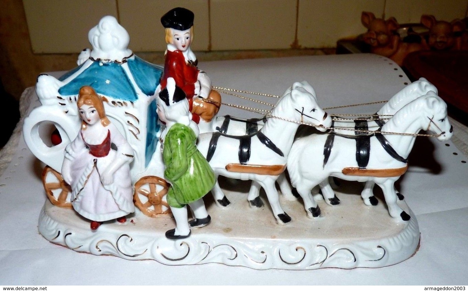 ANCIENNE SCULPTURE PORCELAINE DILIGENCE COCHER ET COUPLE 4 CHEVAUX BE - Autres & Non Classés