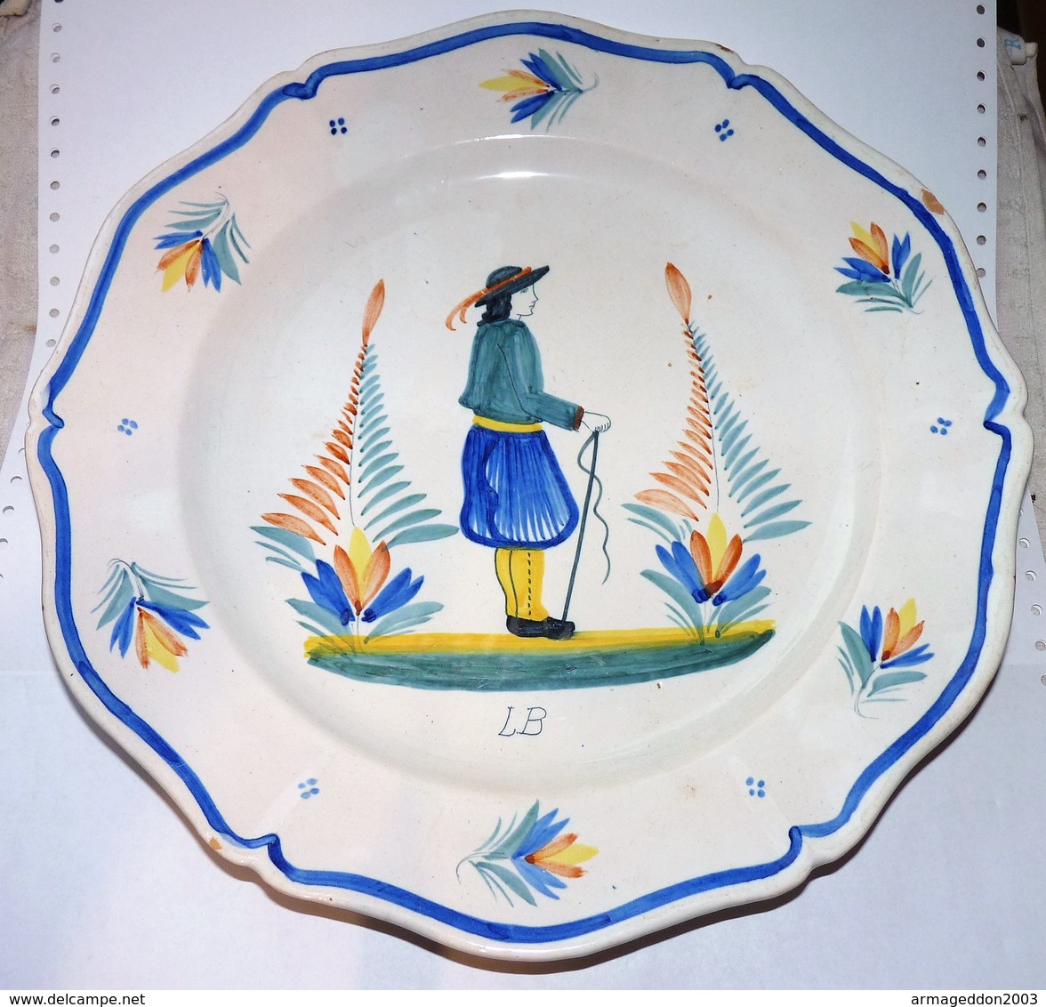 ANCIEN GRAND PLAT HENRIOT QUIMPER (LB)  N°126 / HOMME A LA CANNE / 33.5 Cm   BE - Quimper/Henriot (FRA)